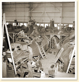 Montage du Consolidated 'Canso', un hydravion à coque à la Canadian Vickers Ltd., Montréal (Qc), avril 1944. - Photo : Office national du film - NFB NEG WRM-4219, CWM Reference Photo Collection