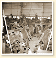 Montage du Consolidated 'Canso', un hydravion à coque à la Canadian Vickers Ltd., Montréal (Qc), avril 1944. - Photo : Office national du film - NFB NEG WRM-4219, CWM Reference Photo Collection