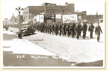 Le South Saskatchewan Regiment paradant  Weyburn, Saskatchewan, le 22 mai 1940. - AN19830269-005