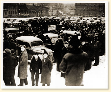 Anti-conscription rally in front of the Chateau Frontenac, Quebec City, Que. - Photo Credit:CWM Reference. Photo Collection (lcsh UB345.c2)