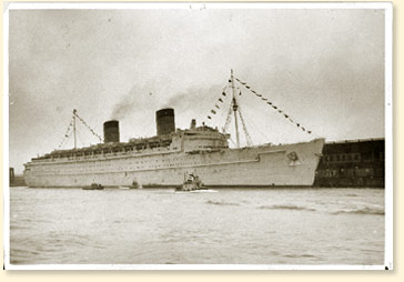 Passenger liner RMS Queen Elizabeth docks in Halifax with returning troops - AN19900275-011