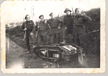 Se battre en France - Des soldats du Régiment de la Chaudière posent près d'un véhicule de démolition Goliath, pris à l'ennemi à la sortie de Boulogne, en France, le 25 septembre 1944 - Collection d'archives George-Metcalf - MCG 20040095-001