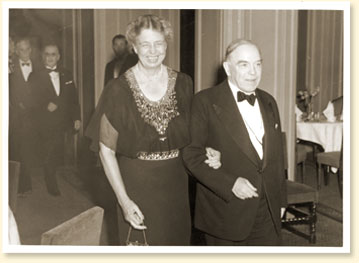 William Lyon Mackenzie King en compagnie d'Eleanor Roosevelt, l'épouse du président des États-Unis, 1943. - AN19930054-027