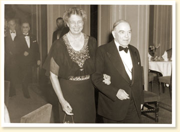 William Lyon Mackenzie King, with Eleanor Roosevelt, wife of the US president, 1943. Canadian Army Photo - AN19930054-027