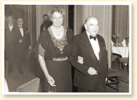 William Lyon Mackenzie King en compagnie d'Eleanor Roosevelt, l'pouse du prsident des tats-Unis, 1943. - AN19930054-027