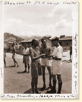 Libération de prisonniers canadiens au camp Shamshuipo, Hong Kong, septembre 1945. - AN19810684-016