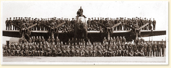 Le personnel de la 415e Escadron de l'ARC en compagnie d'une unit de bombardiers lourds Handley-Page Halifax, East-Moor, Yorkshire, Angleterre, 1944-1945. - AN19790128-002