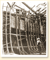Membrures du navire marchand Victoria Park au chantier naval de Pictou, Pictou (N.-É.), 1942. - Photo : Archives nationales du Canada - CWM Reference Photo Collection C30772