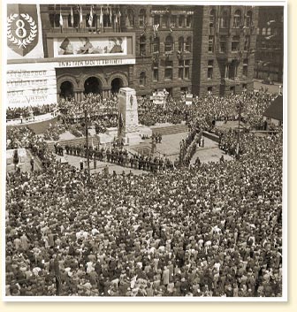 Célébration du Jour de la Victoire en Europe à Toronto (Ont.), mai 1945 - Photo by Ronny Jaques. - Photo : Office national du film 12525, CWM Reference Photo Collection