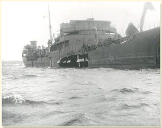 Torpedo damage to Dutch tanker S.S. Corilla, Halifax, N.S., February 1942 - Photo : DND RCN H-2402, CWM Reference Photo Collection - AN 19910238-805