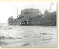 Le navire-citerne hollandais S.S. Corilla endommagé par une torpille, Halifax, N.É., février 1942 - Photo : DND MRC H-2402, CWM Reference Photo Collection - AN 19910238-805