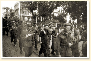 Soldats canadiens faits prisonniers par les Allemands  Dieppe. - AN19900076-952