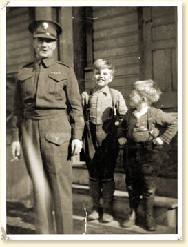 Le sergent-major de compagnie, John Osborn, des Winnipeg Grenadiers, a t le seul  se mriter la Croix de Victoria de Hong Kong  titre posthume. Au cours de la grande dpression qui a prcd la guerre, ' il allait nettoyer des planchers afin de gagner quelques sous pour nourrir sa famille.' - AN19950061-006