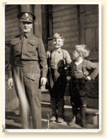 Le sergent-major de compagnie, John Osborn, des Winnipeg Grenadiers, a été le seul à se mériter la Croix de Victoria de Hong Kong à titre posthume. Au cours de la grande dépression qui a précédé la guerre, ' il allait nettoyer des planchers afin de gagner quelques sous pour nourrir sa famille.' - AN19950061-006