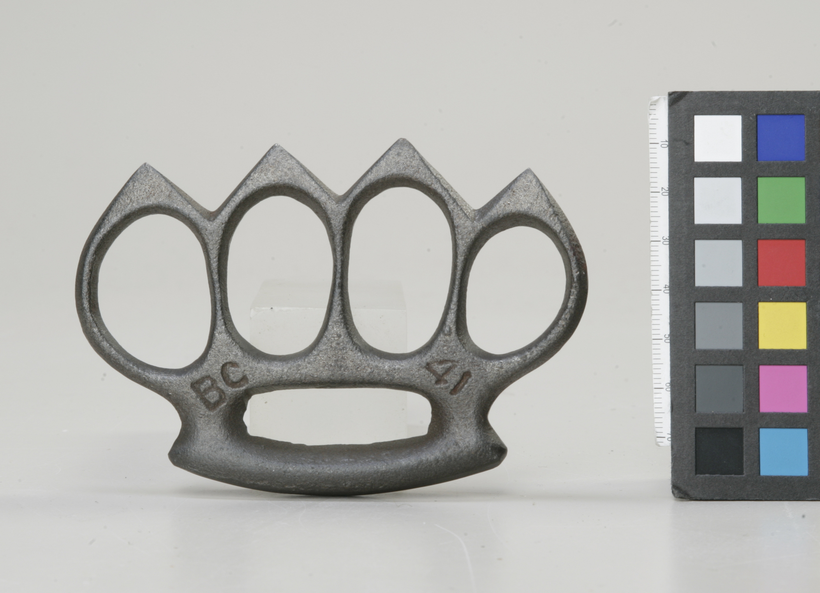 How to Wear Brass Knuckles The Correct Way,using brass knuckles correctly