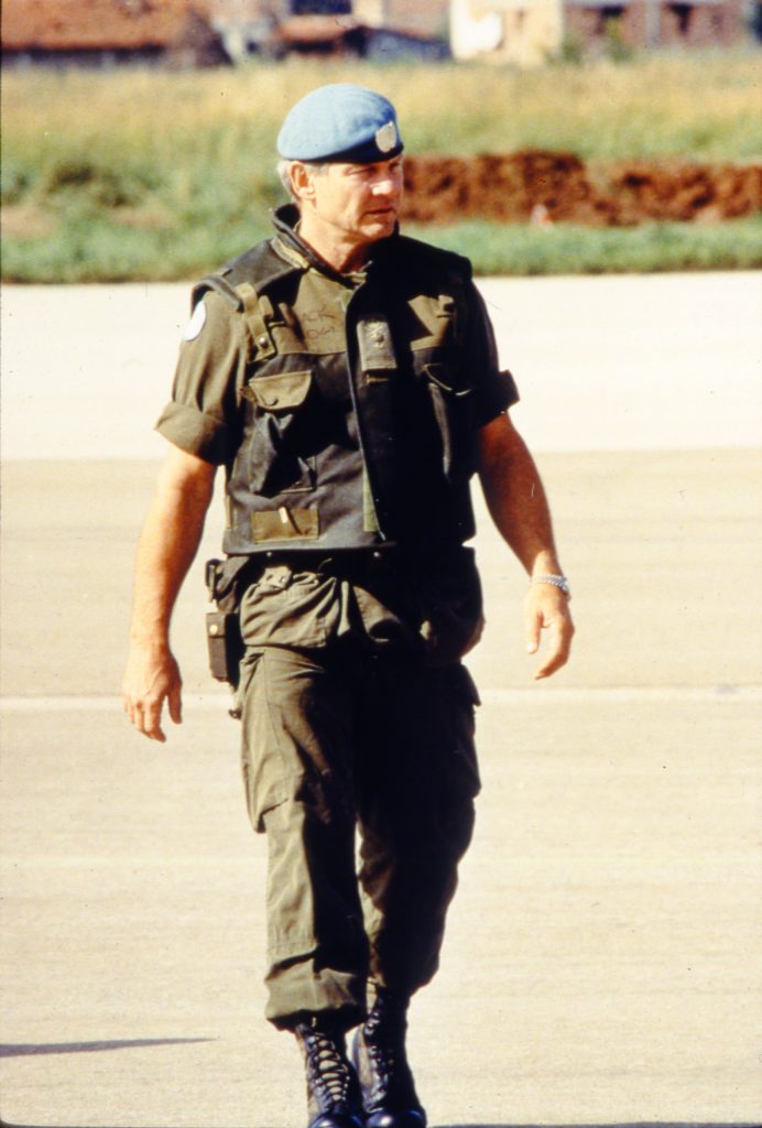 Major-General Lewis Mackenzie wearing the fragmentation vest and blue peacekeeping beret.