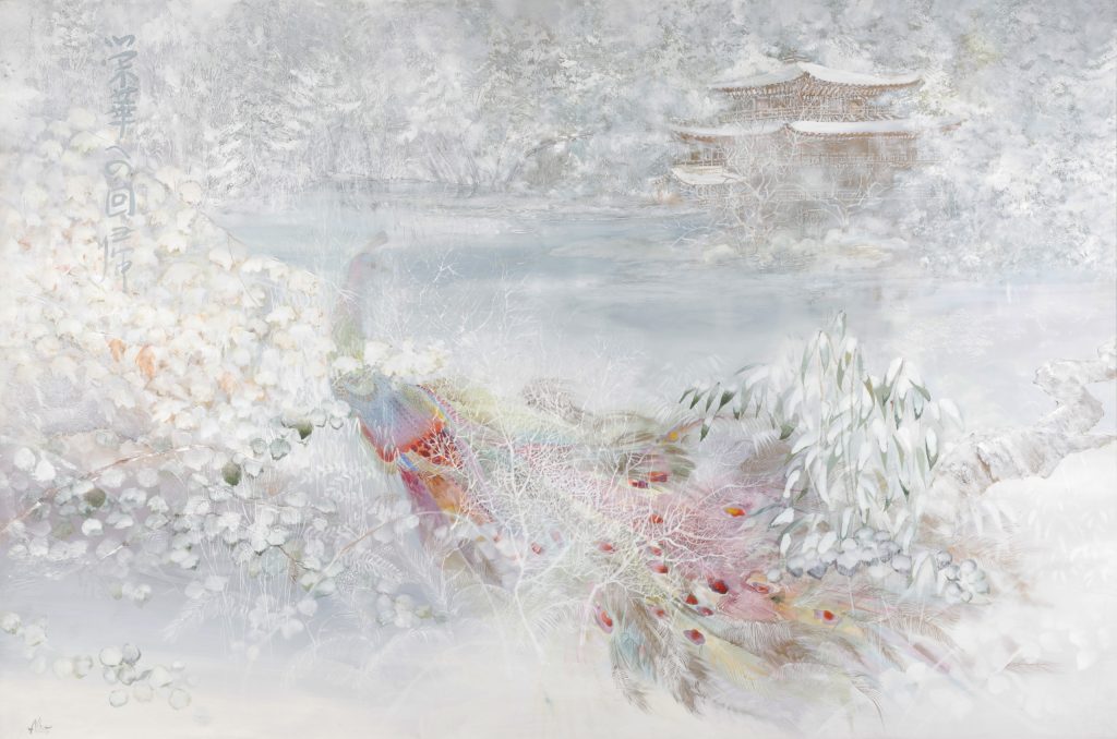 A multi-coloured peacock stands on a frozen riverbank. The background features a snow-covered temple on the river’s edge, surrounded by snow-covered trees. Japanese characters appear in the upper-left corner.