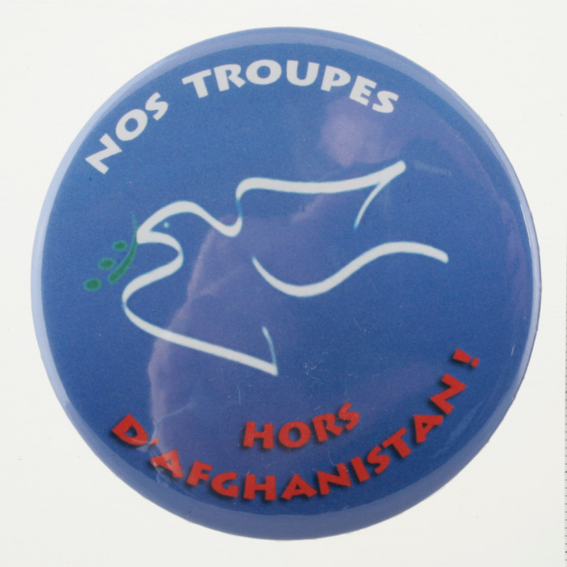 A button with a stylized drawing of a dove and the text “Nos troupes hors d’Afghanistan!”